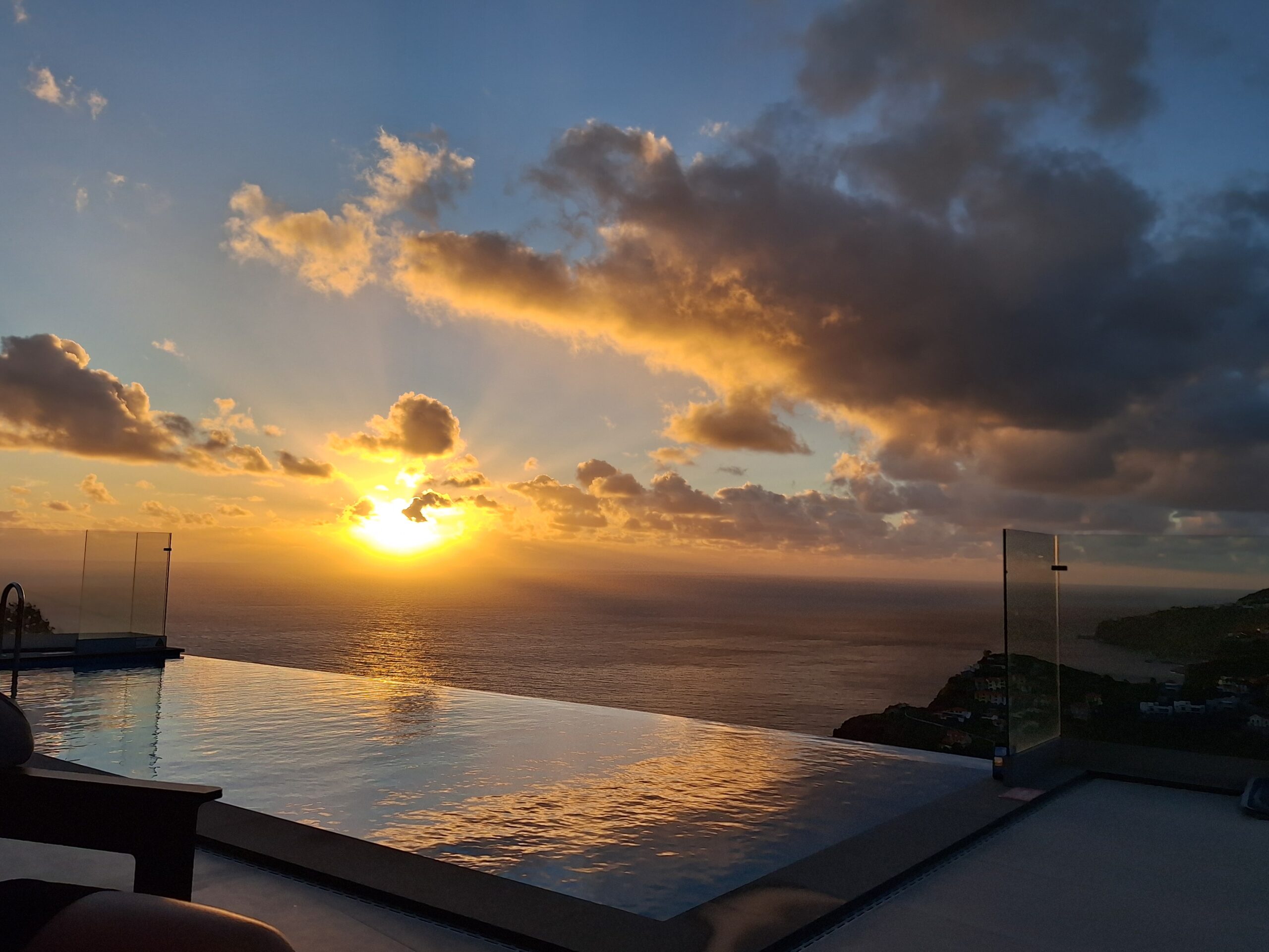 Wo übernachten auf Madeira ? Villa in Ribeira Brava beim Sonnenuntergang - Madeira