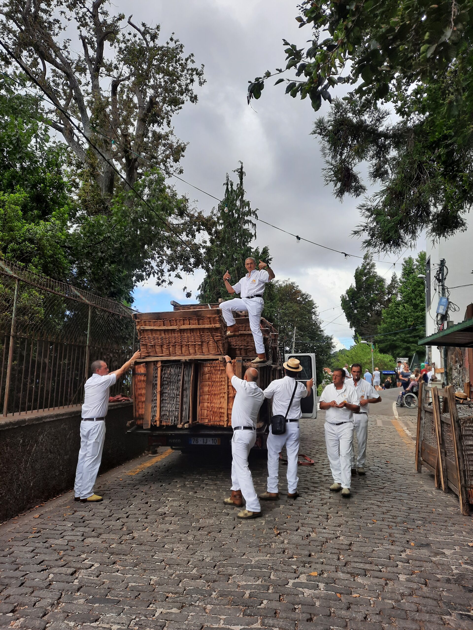 Korbschlittenfahrt mit den Carreiros do Monte in Funchal - Madeira