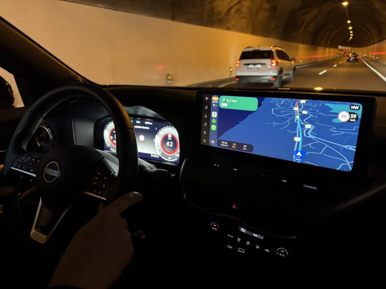 Mietwagen auf Madeira Tunnel mit Autoscreen Apple Car Play